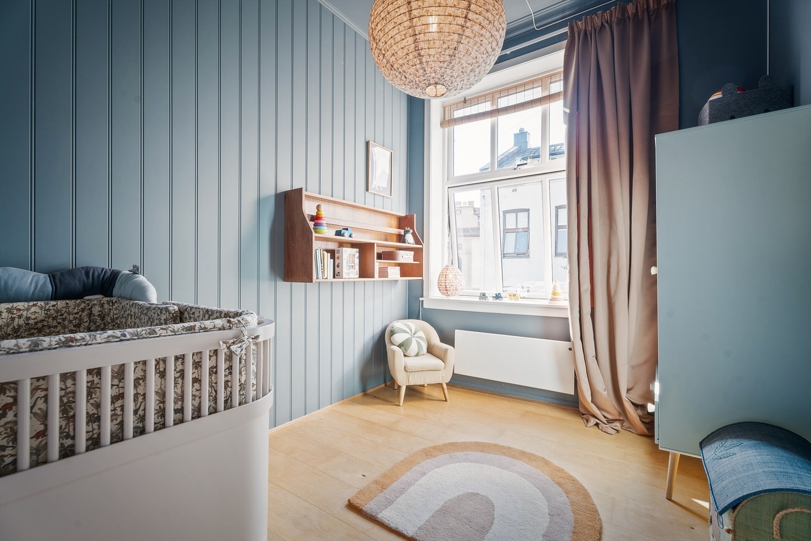 Rommet er i dag innredet som barnerom men kan også benyttes som gjesteværelse eller kontor. Det er god plass til stor dobbeltseng om ønskelig. Galleribilde