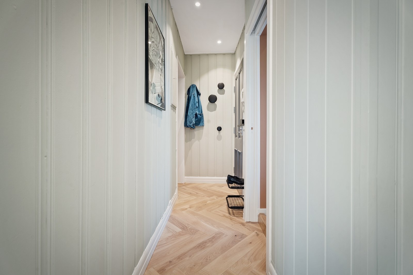 Innbyende entré med plass til å henge fra seg yttertøy og sko. Innenfor til venstre er det et stort garderobeskap, samt innvendig bod. Galleribilde