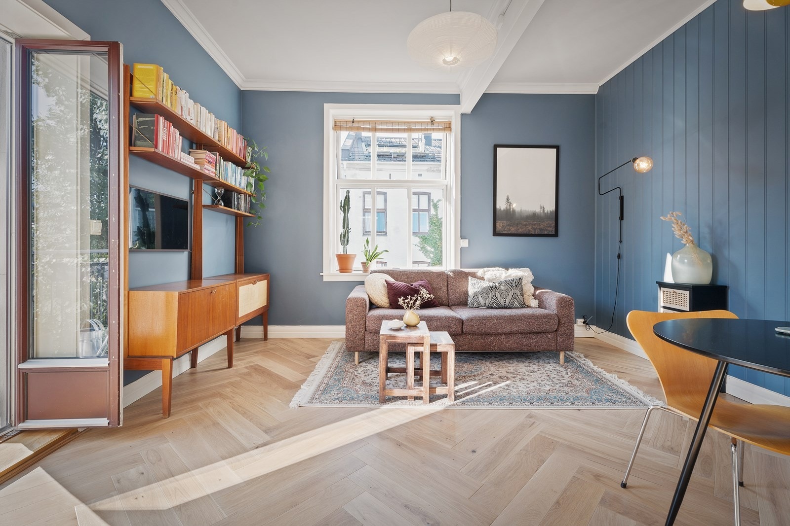 Stuen har en fin planløsning med god plass til sofa, tv-møbler, spisebord og annet ønsket møblement. Galleribilde
