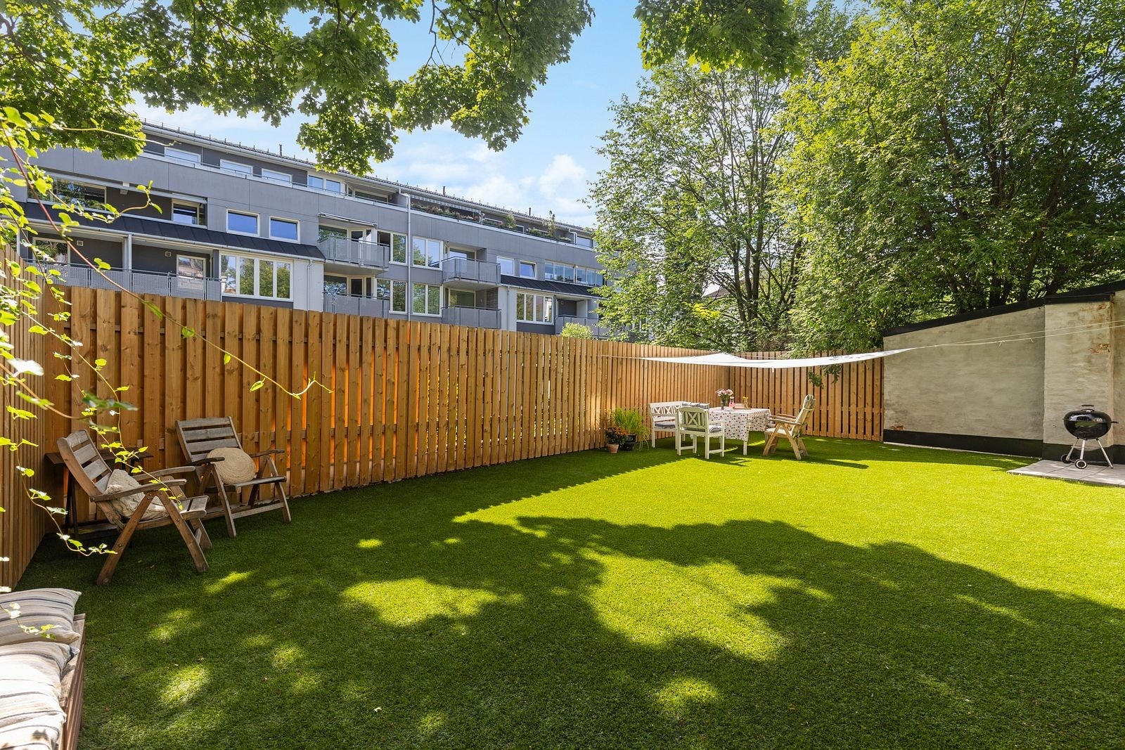 Her bor du i et hyggelig lite borettslag preget av tradisjon. Naboene pleier å benytte felles plass til felles grilling, sammenkomster etc. Galleribilde