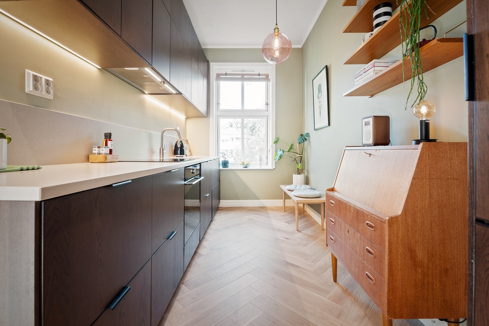 Lekkert, nytt kjøkken fra IKEA med moderne fronter og pen benkeplate i kvartskompositt. Galleribilde