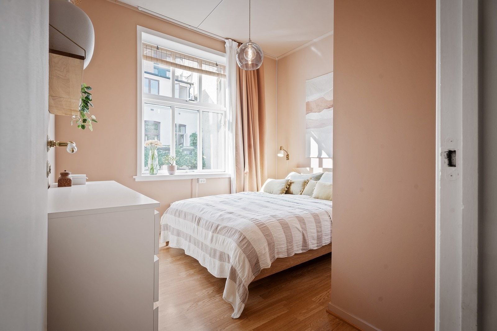 Soverommet er malt i en behagelig farge med store vindusflater som skaper et luftig rom. Galleribilde
