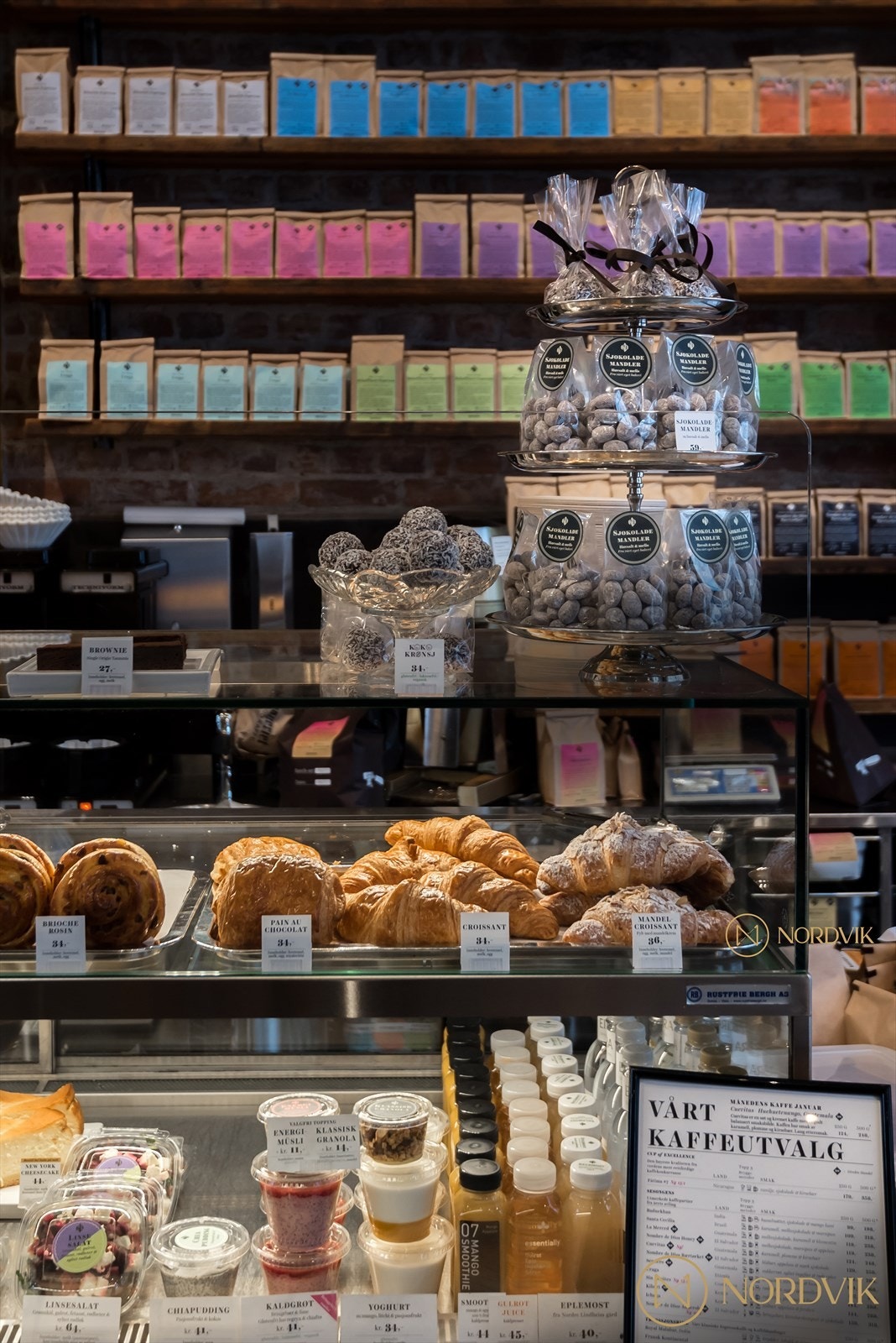 Det er flere cafeer, spiseplasser og nisjebutikker i nærområdet. Galleribilde