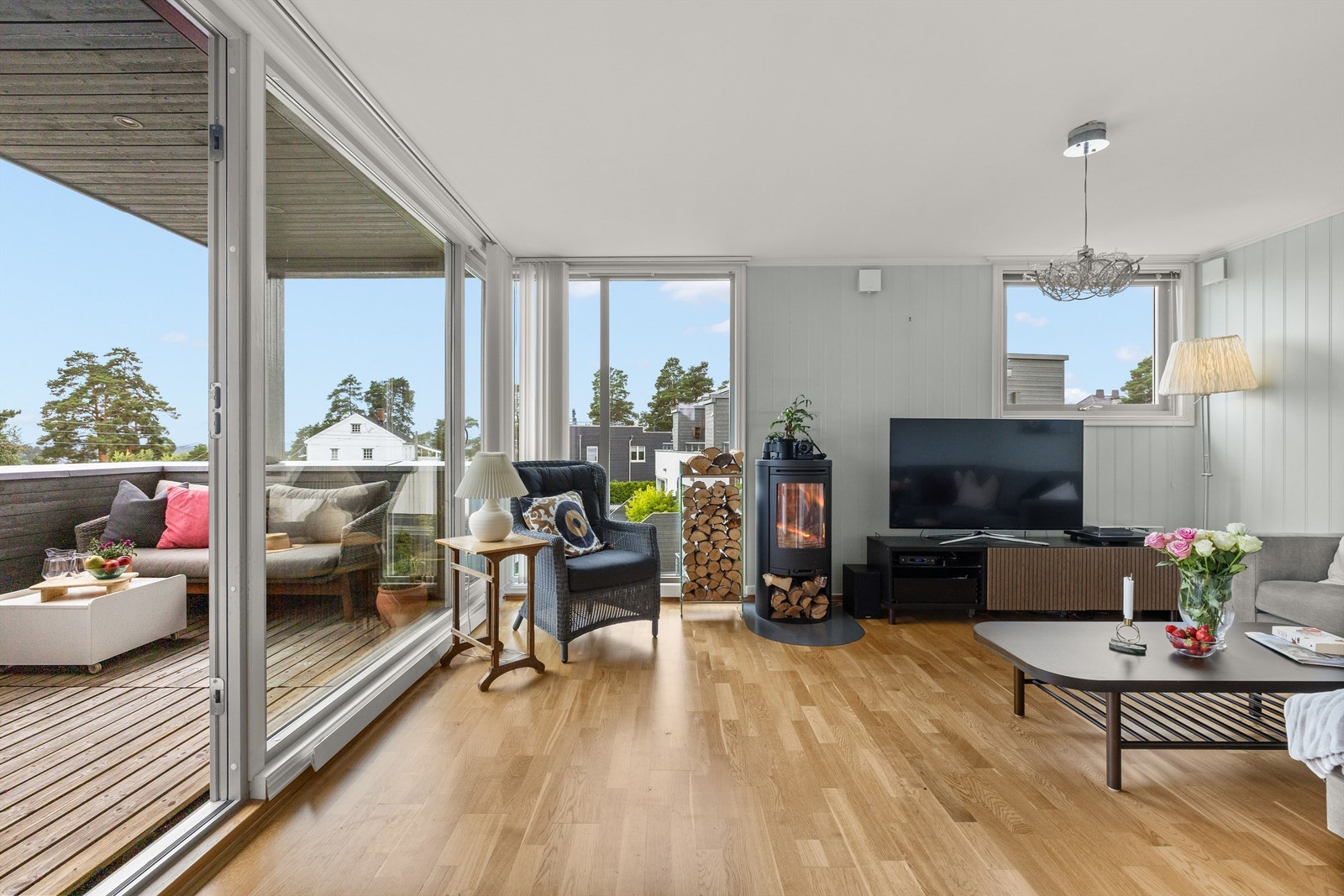De store vinduene i tre himmelretninger gir rommet godt med naturlig lys. Galleribilde