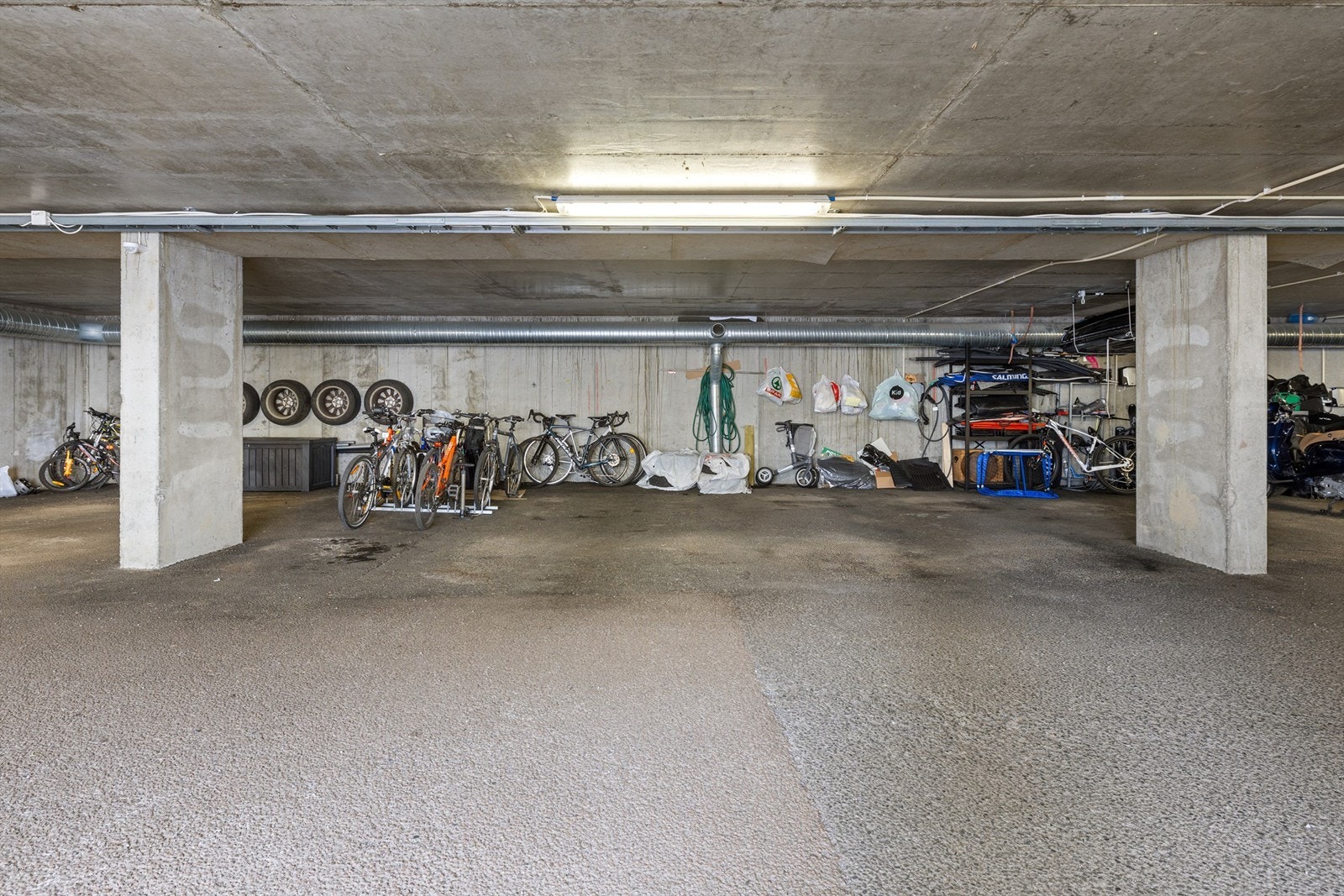 Garasjeplass i felles garasjeanlegg i tillegg til egen biloppstillingsplass ute. Galleribilde