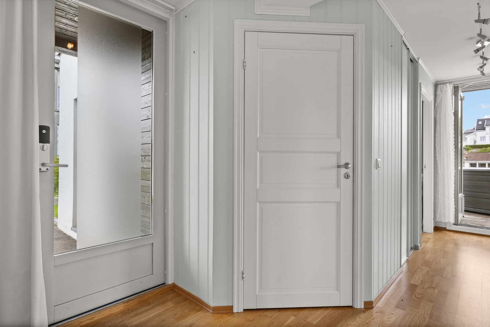 Hall med adkomst til et praktisk separat toalettrom/gjestetoalett. Galleribilde