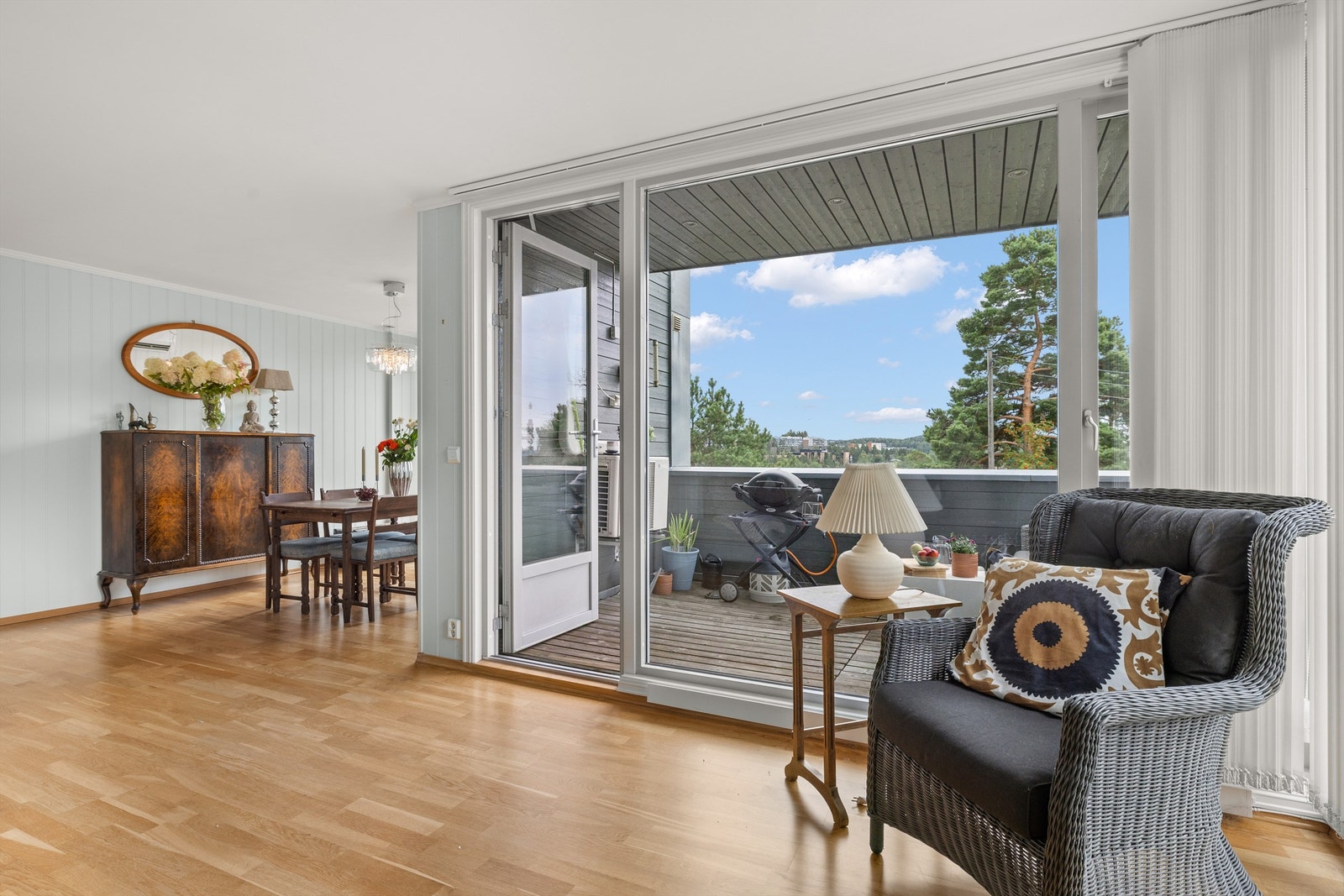 Videre fra stuen/spisestuen er det utgang til overbygget og skjermet terrasse som vender mot syd og vest. Fantastisk utsyn over nærområdet og fjorden. Galleribilde