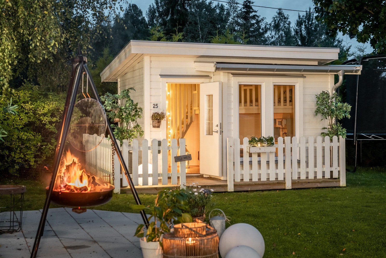 Herlig hage med dukkehus og terrasseområder. Galleribilde