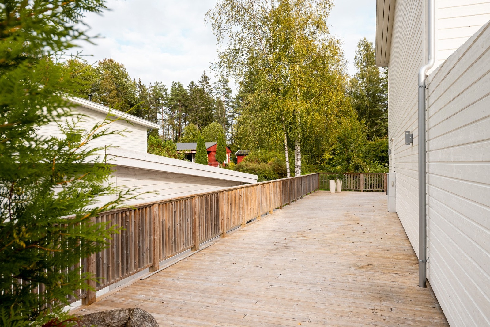 Terrassen strekker seg rundt huset. Galleribilde