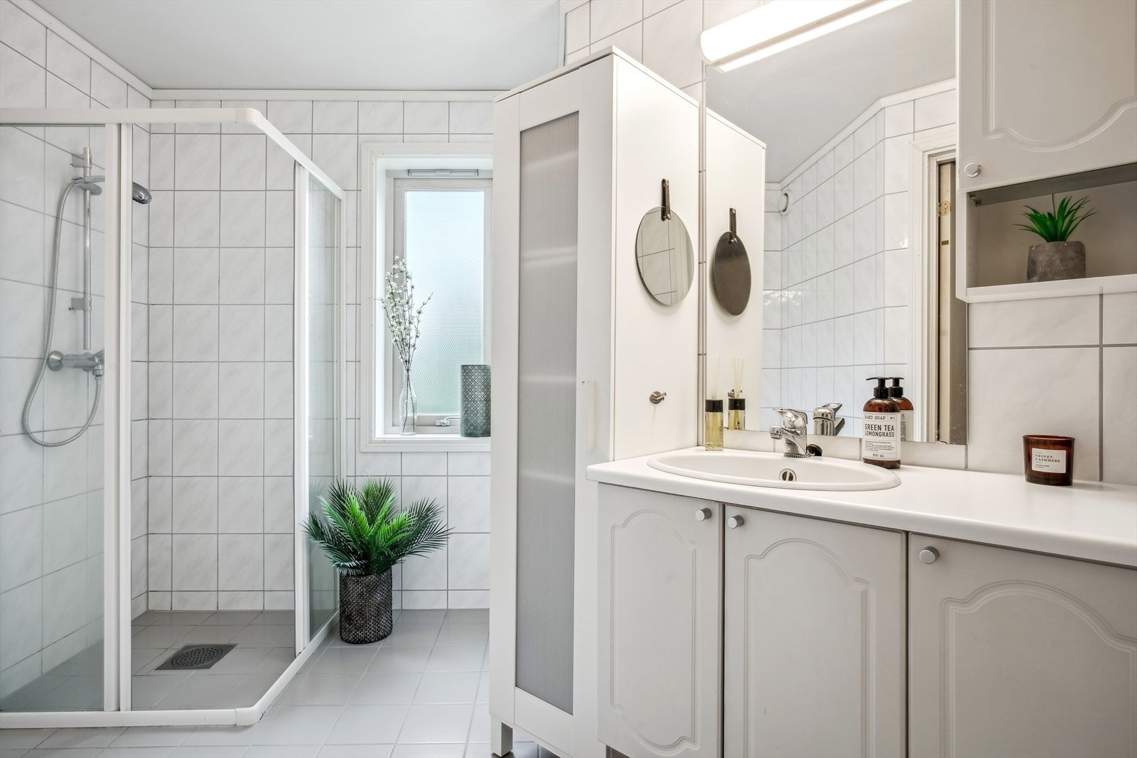 Romslig, flislagt bad med behagelig gulvvarme Galleribilde