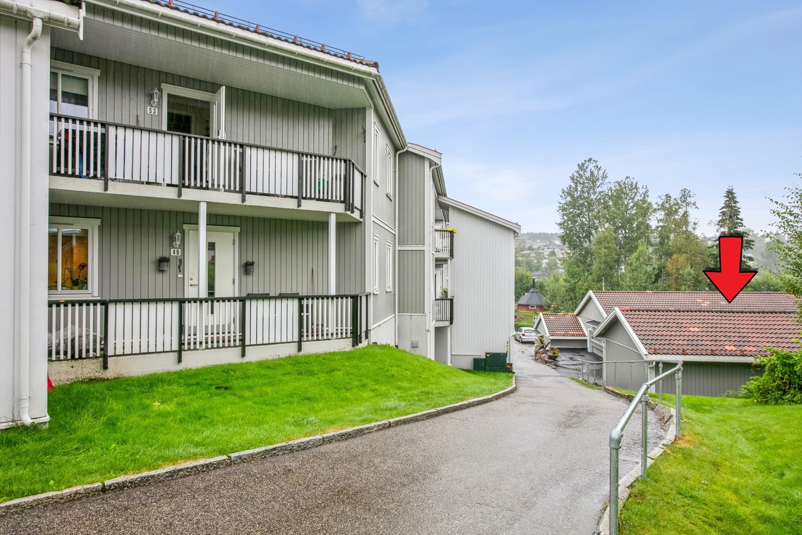 Det medfølger en rekkegarasje, denne ligger rett ved siden av leiligheten Galleribilde