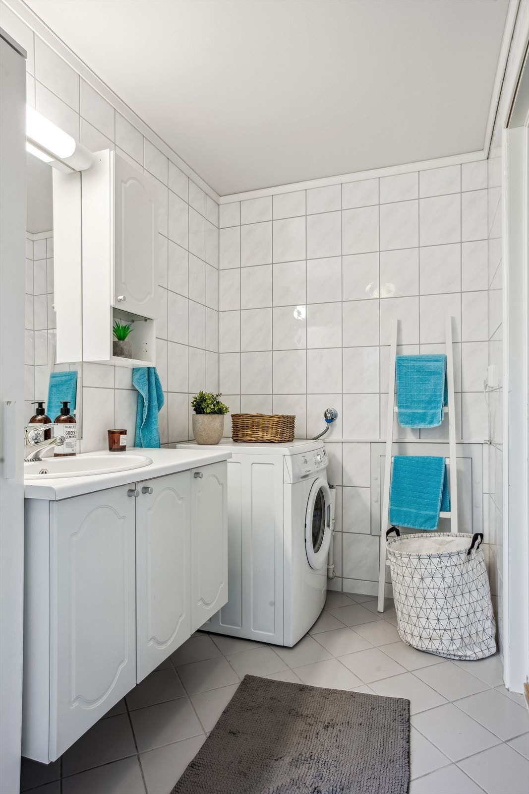 Badet har plass til vaskemaskin. Denne medfølger. Galleribilde