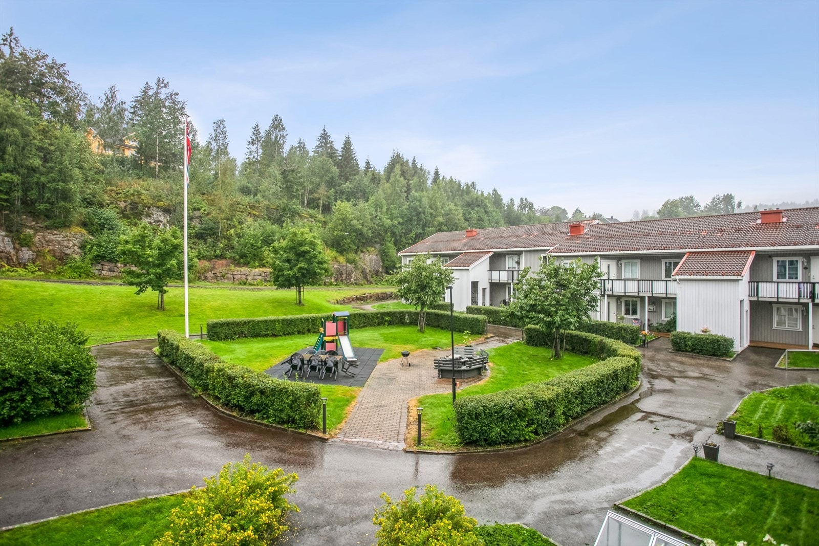 Det er umiddelbar nærhet til skole, barnehage og lekepark, samt kort vei til busstopp, butikker og turområder Galleribilde