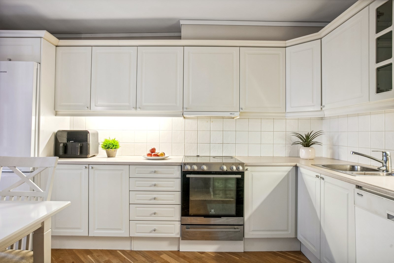 Benkeplaten er av laminat og det er fliser over benk. Det ble satt inn ny varmtvannsbereder i kjøkkenbenk i 2023 Galleribilde