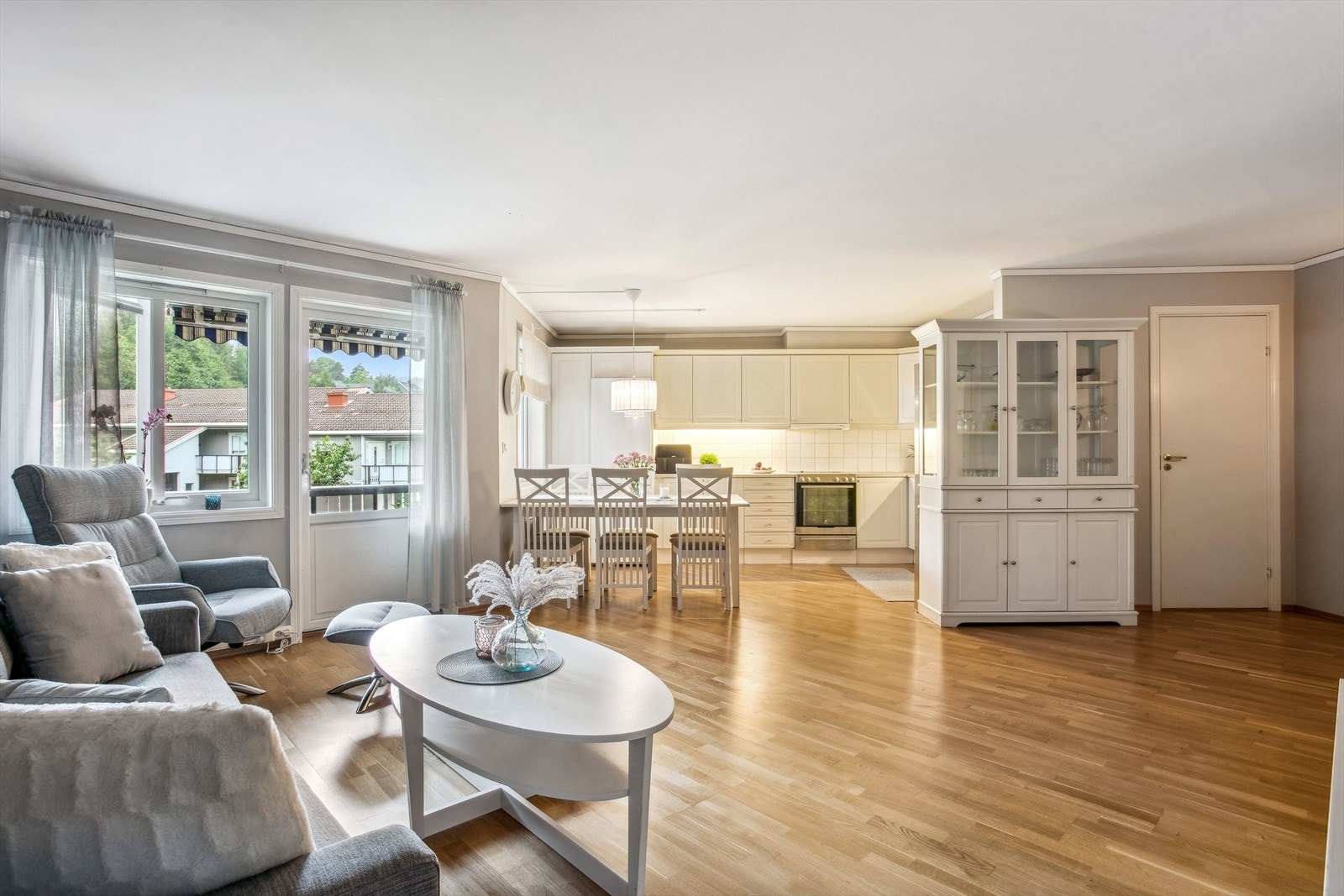 3-roms leilighet med fin planløsning og trappefri adkomst (1. etasje på inngangssiden / 2. etasje på stuesiden) Galleribilde