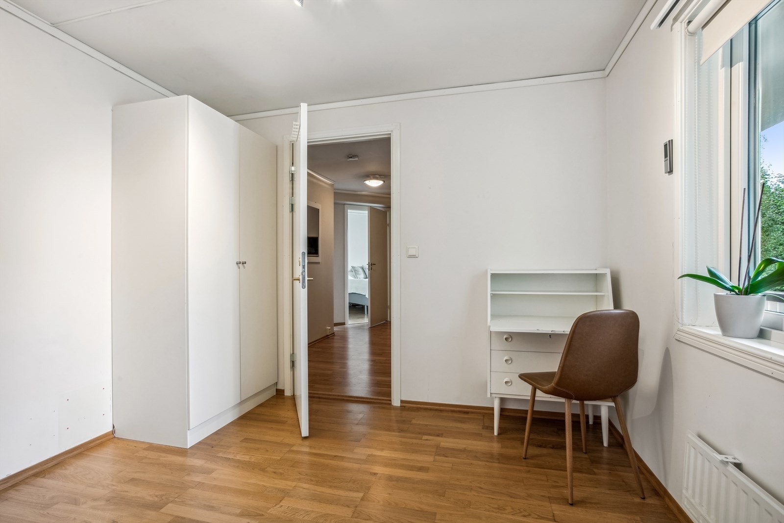 Dette soverommet har garderobeskap Galleribilde