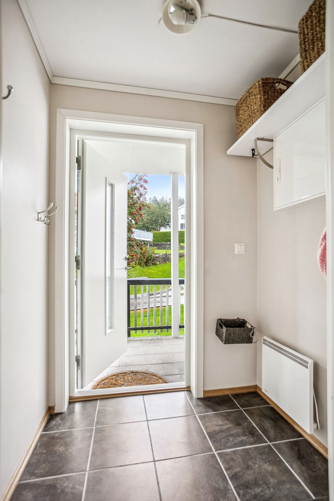 Entré med fliser på gulv og behagelig gulvvarme. Ny inngangsdør i 2023 Galleribilde