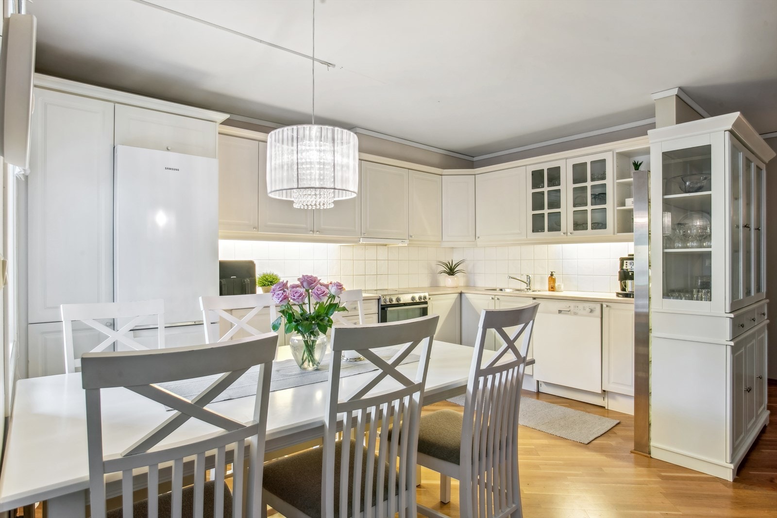 Kjøkkenet har innredning med profilerte fronter. Hvitevarer medfølger. Galleribilde