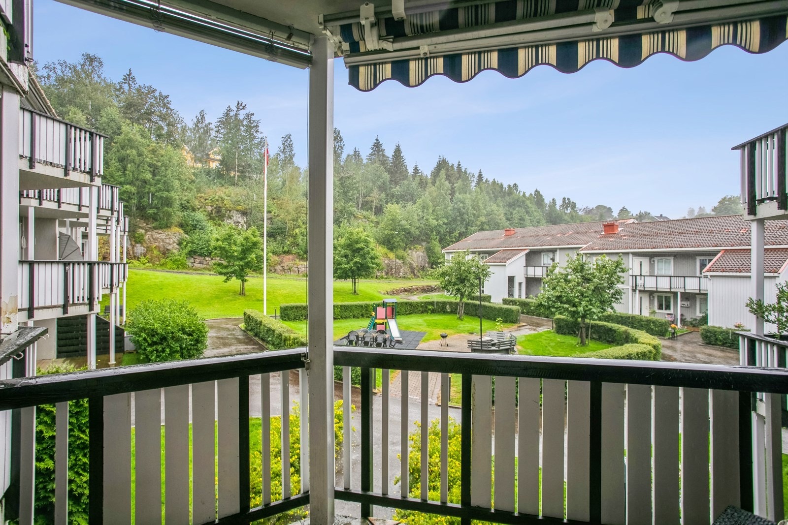 Leiligheten har begrenset med innsyn, dog fin utsikt over fellesområdene Galleribilde