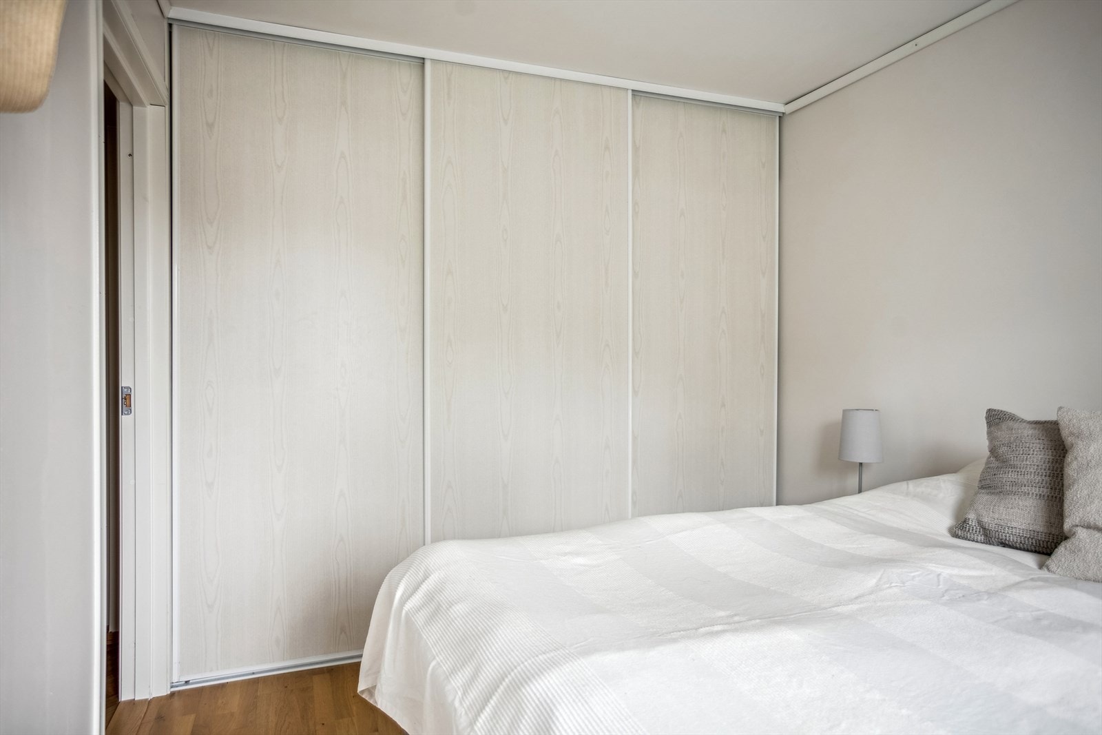 Hovedsoverommet har skyvedørsgarderobe Galleribilde