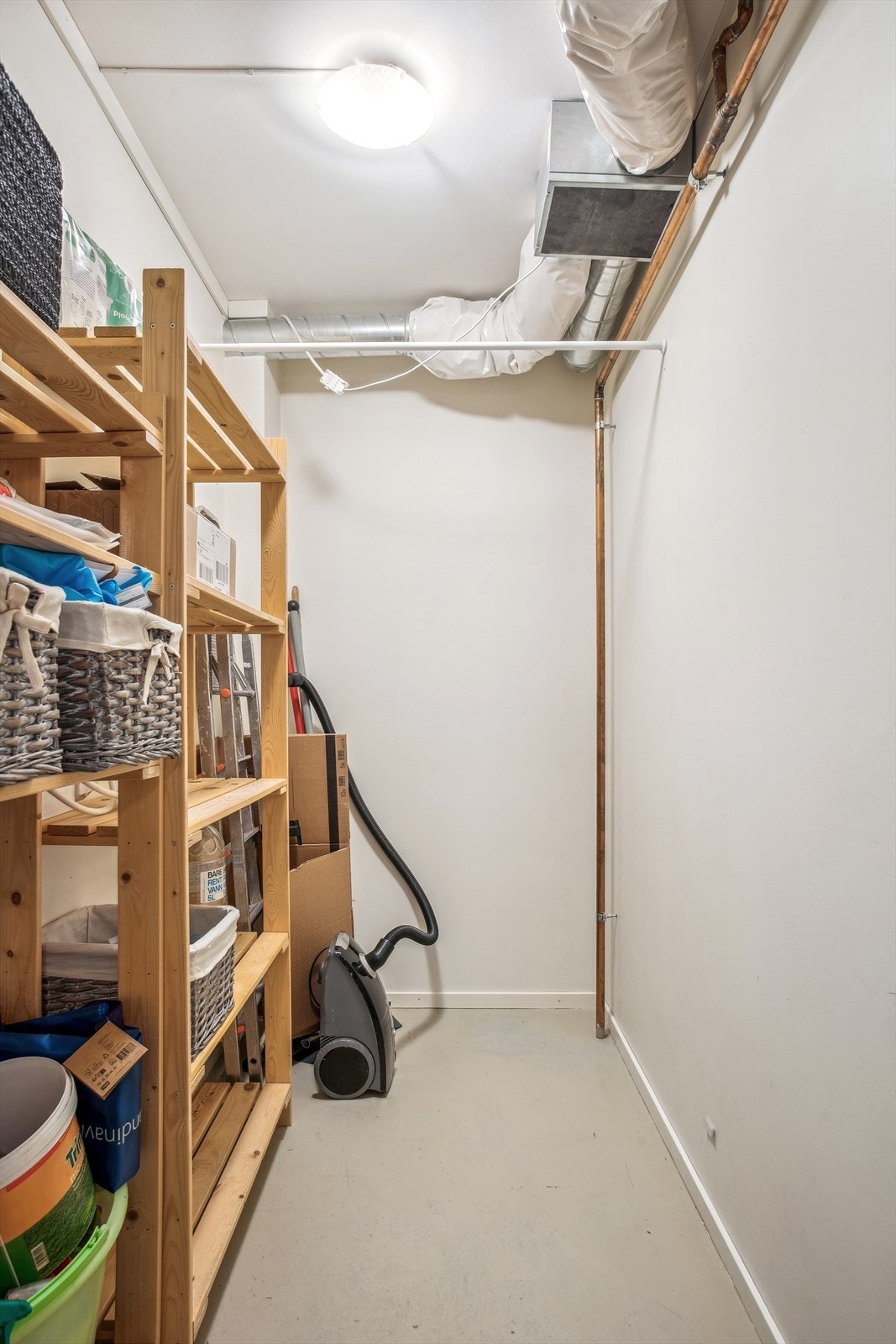 Gode lagringsmuligheter i innebod og romslig kjellerbod. Dette bildet er av inneboden. Det er byttet motor til ventilasjonen nå i juni 2024. Faglært arbeid utført av I regi av borettslaget Galleribilde