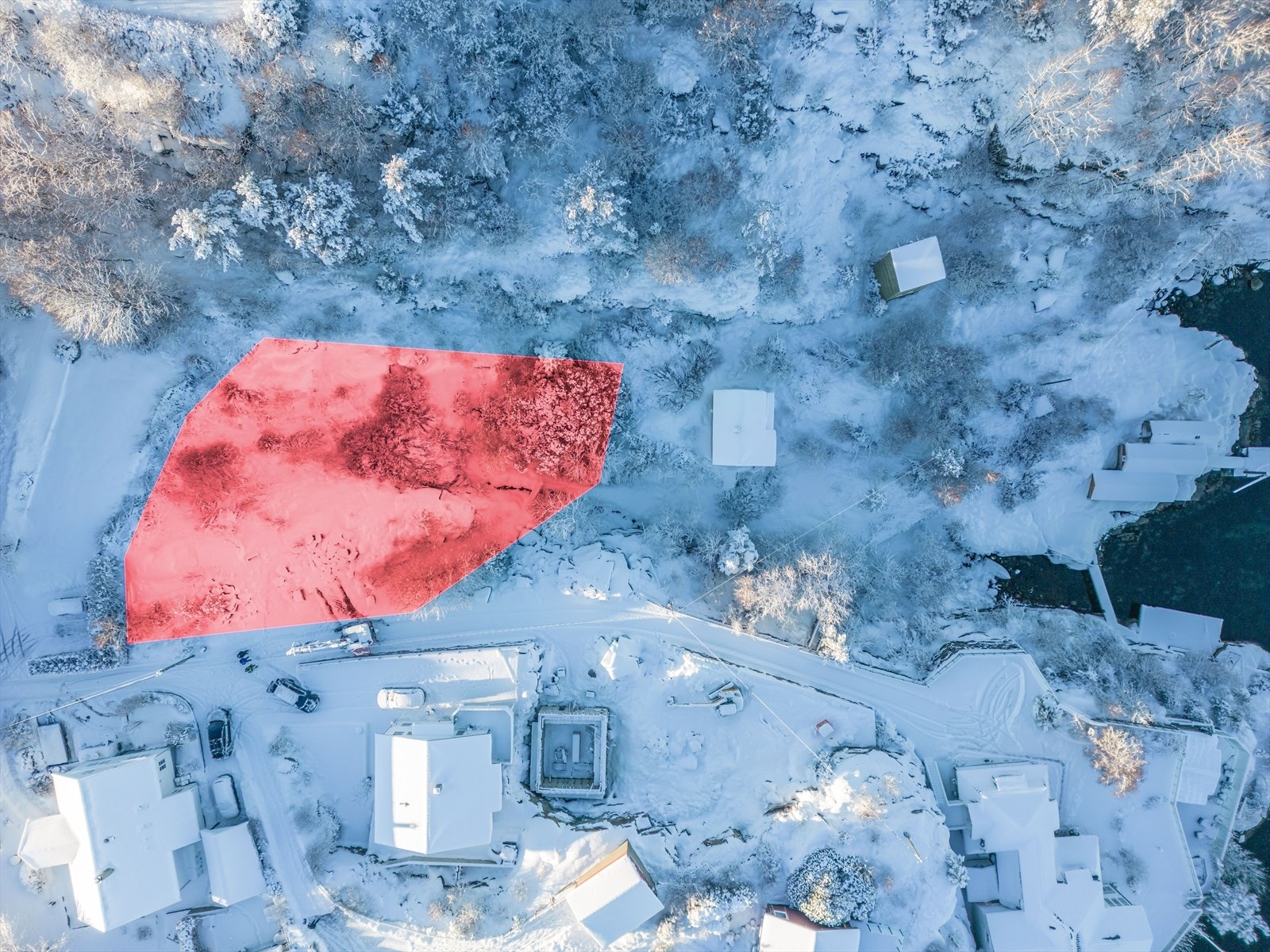 Tomten fremstår som en råtomt, og er noe skrående i utformingen. Galleribilde