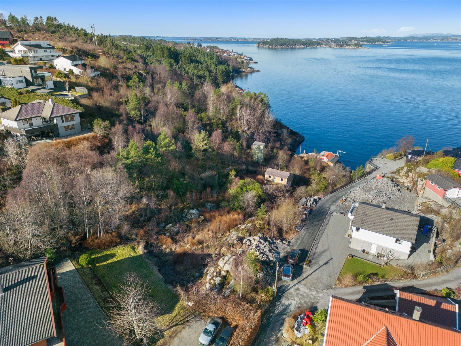 Tomten ligger med den beste beliggenhet på Hjelteryggen, i det tidligere hyttefeltet på Nedre Knappen. Galleribilde