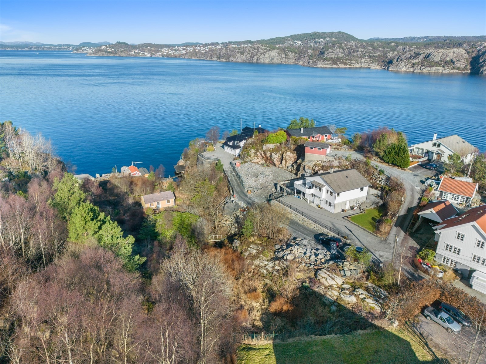 Tomten har en nydelig plassering like ved sjøen, noe som gjør den til en mangelvare i dagens marked. Galleribilde