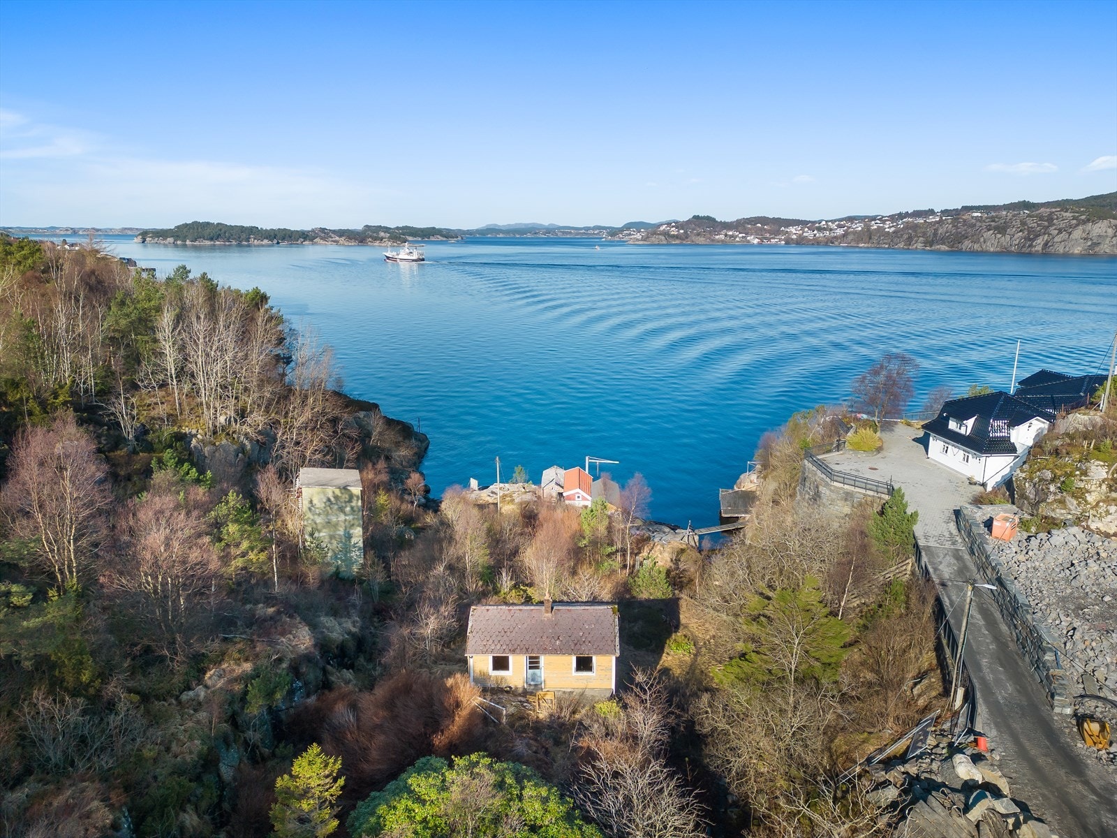 Dette er det perfekte valget for deg som ønsker å bo i rolige omgivelser, tett på flott natur, men likevel sentralt. Galleribilde