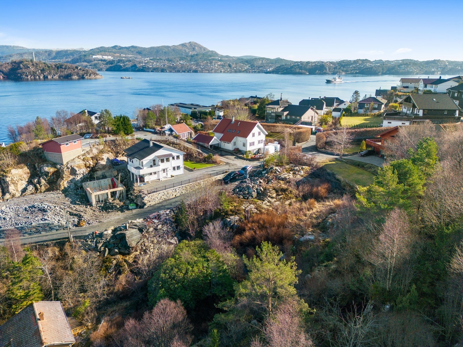 En kort kjøretur unna finner du alt du trenger i hverdagen. Sartor senter tilbyr et stort utvalg butikker, vinmonopol, serveringssteder og aktiviteter/underholdning. Galleribilde