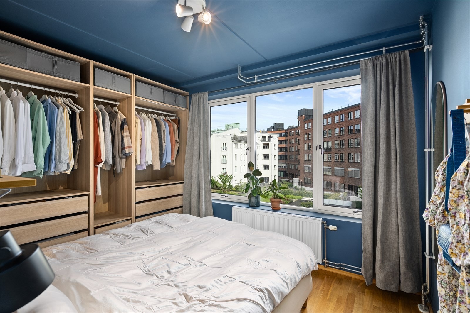 Hovedsoverom i 4. etasje med stor garderobe og utsikt. Galleribilde