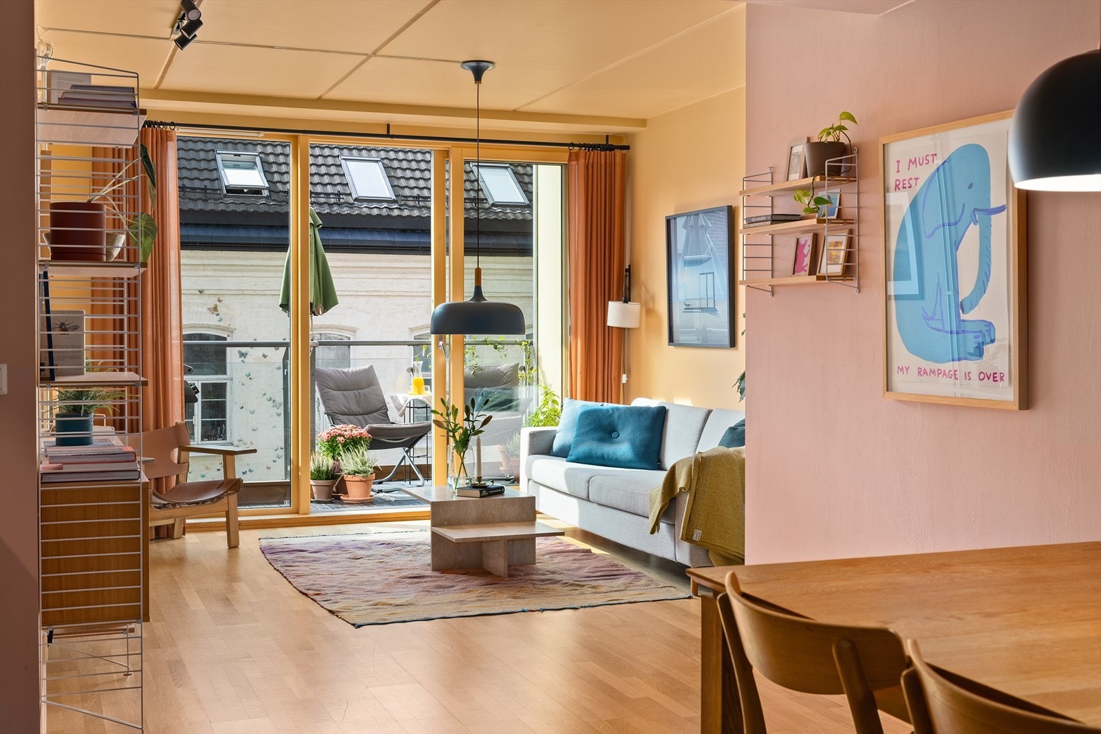 Store vindusflater som gir rikelig med naturlig lys. Galleribilde
