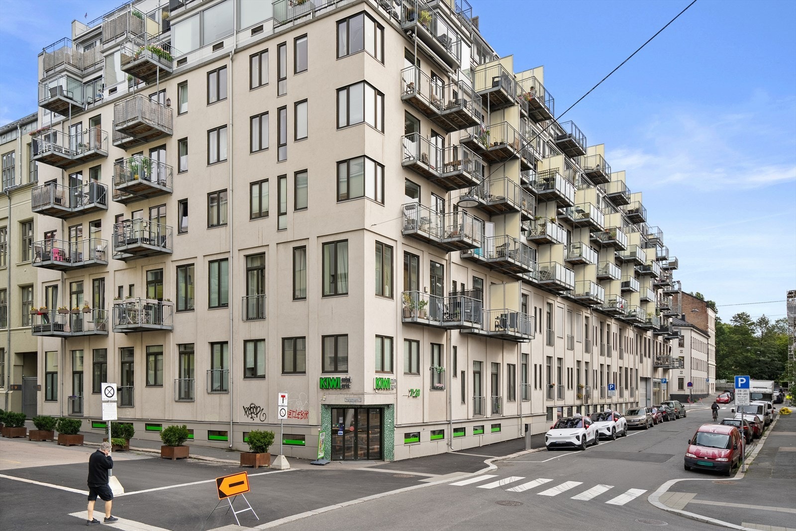 Kiwi i samme bygg. Beboerparkering rett utenfor bygården. Galleribilde