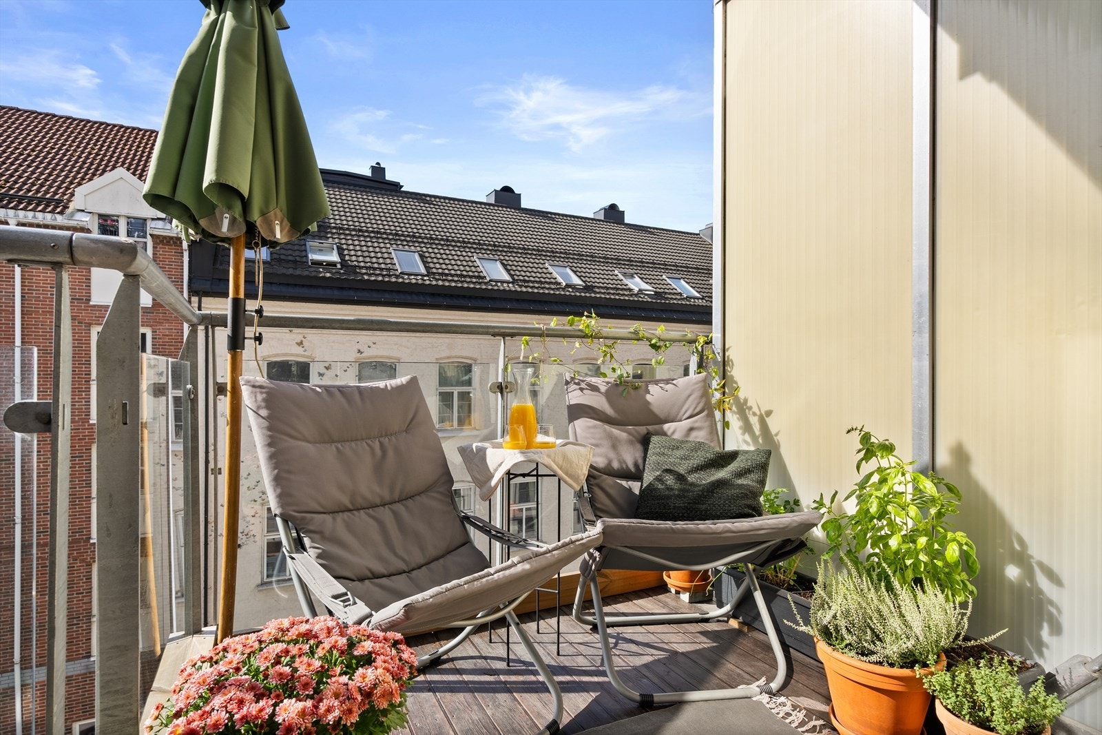 Sørvestvendt balkong på 5m² med gode solforhold. Galleribilde
