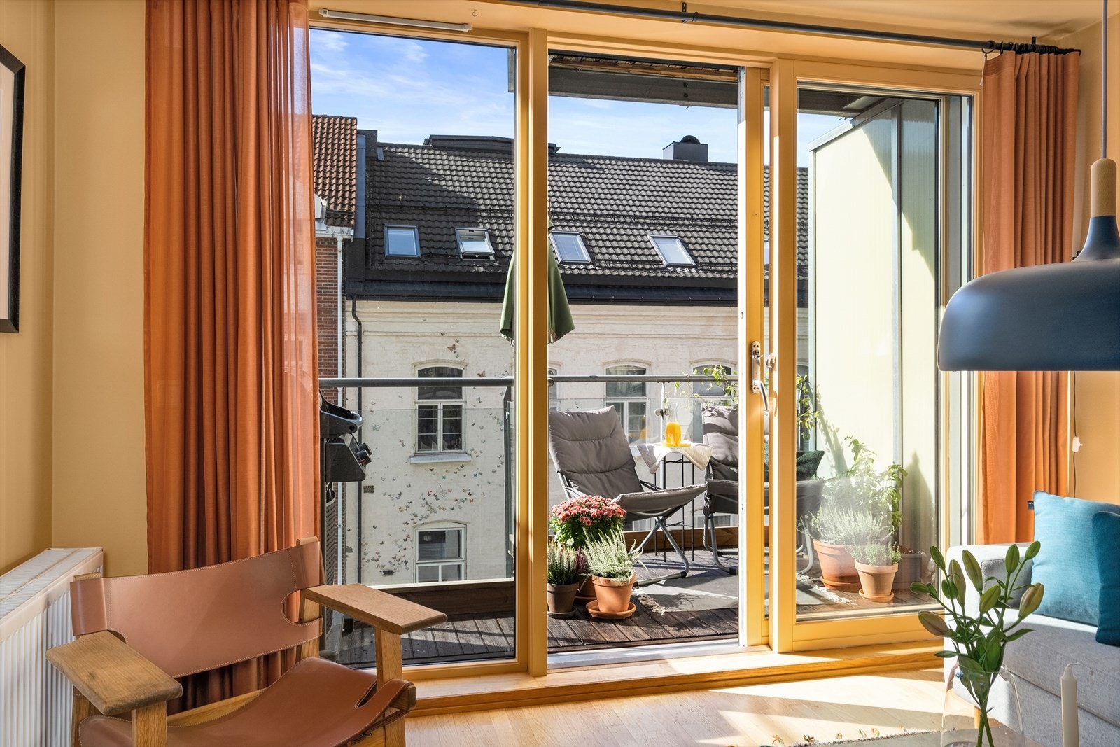 Fra stuen er det adkomst til sørvestvendt balkong med gode solforhold. Galleribilde