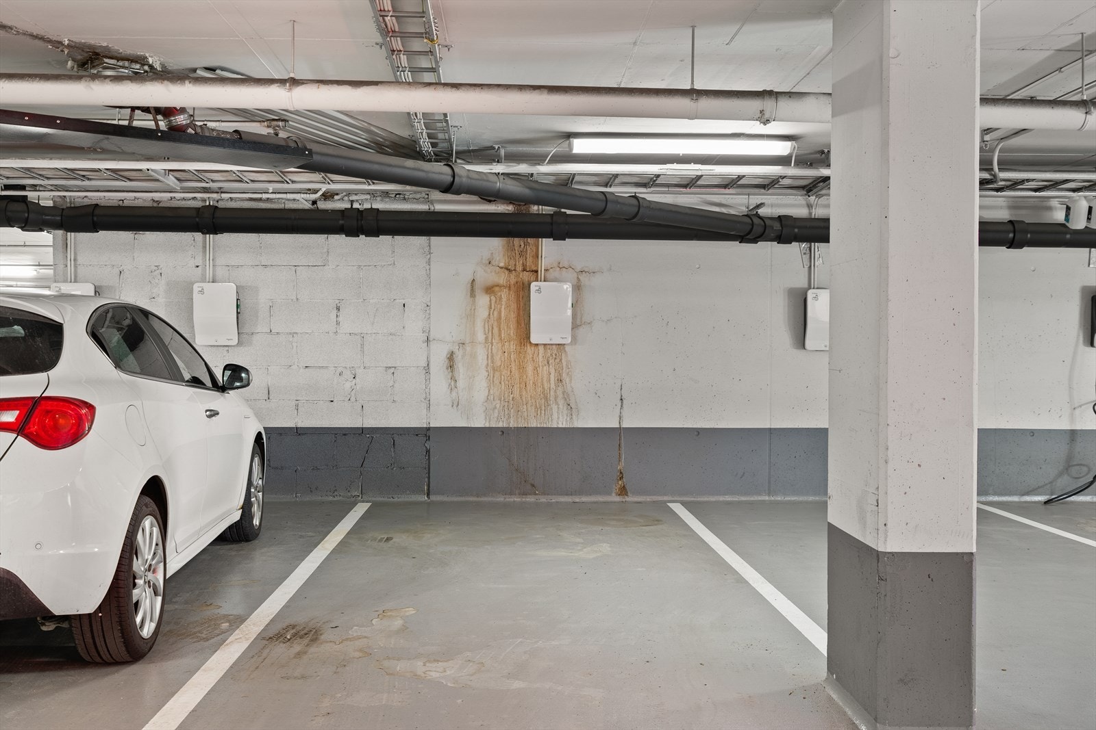 Garasjeplass i lukket garasjeanlegg m/lader - heisadkomst. Galleribilde
