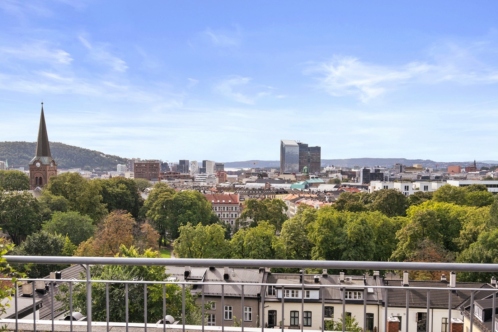 Flott panoramautsikt over byen. Galleribilde
