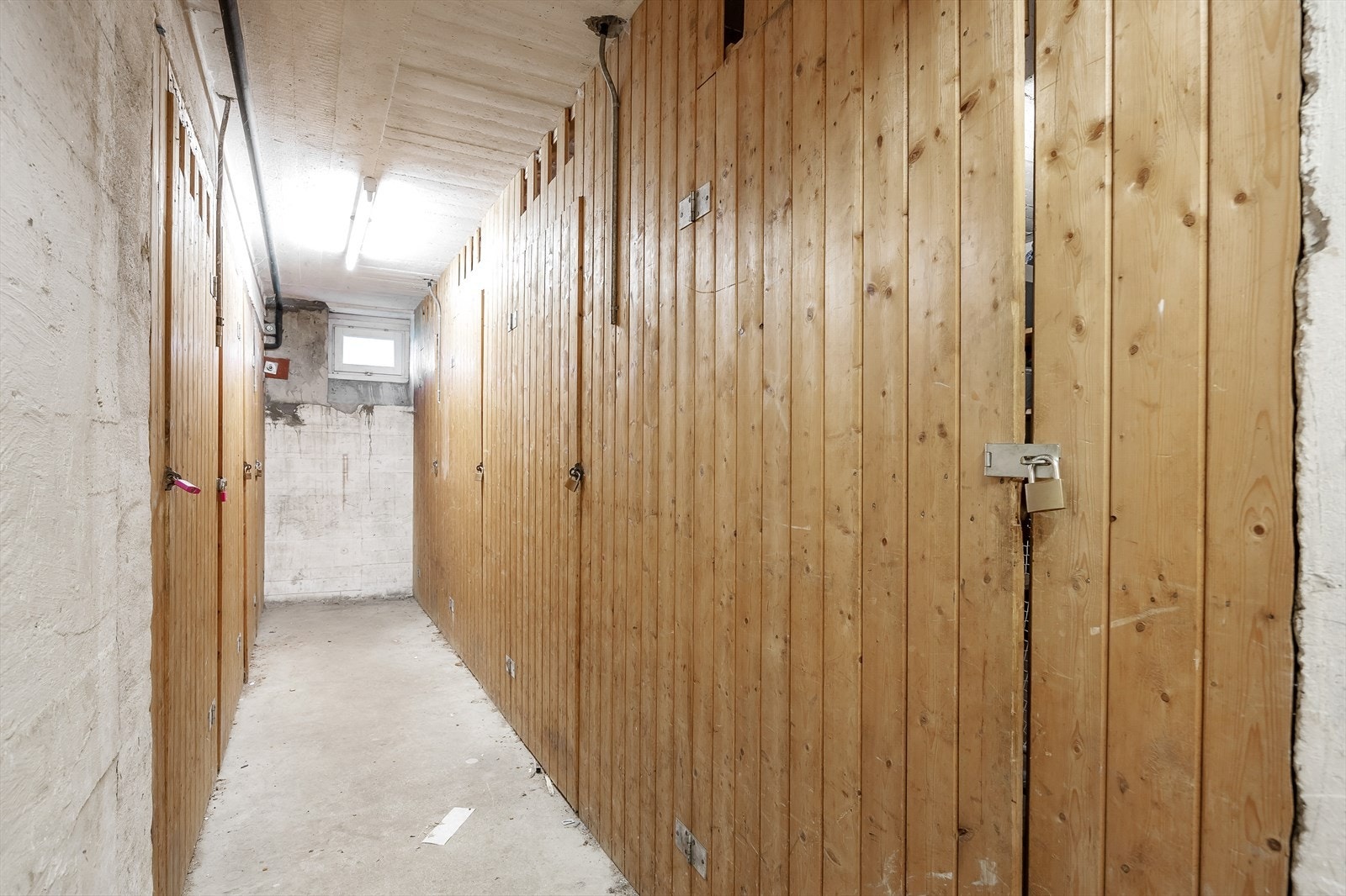 Praktisk bod i kjelleren for ekstra lagringsplass Galleribilde