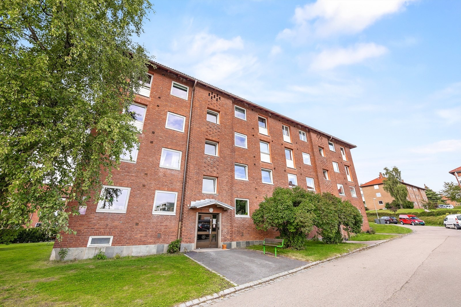 Bygningens fasade med velholdt uteområde Galleribilde