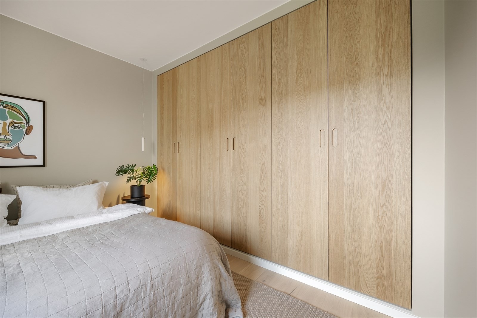 Hovedsoverom med stor garderobe og mye lagringsplass Galleribilde