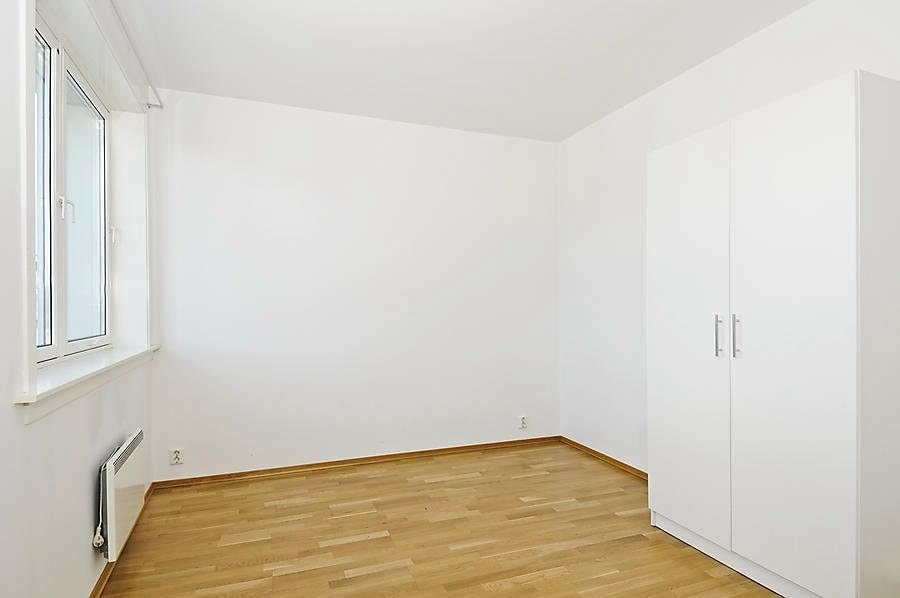 Soverommet har plass til både dobbeltseng og garderobe Galleribilde