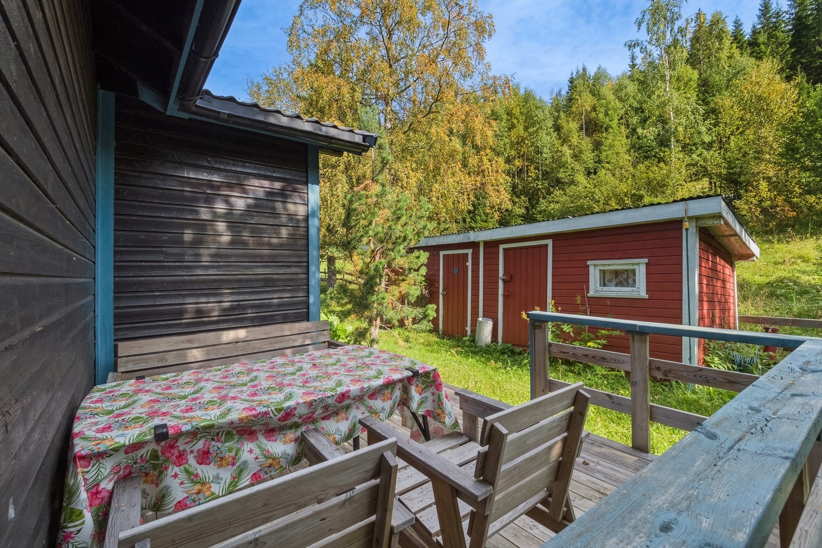 Videre har eiendommen et uthus med to boder og utedo. Galleribilde