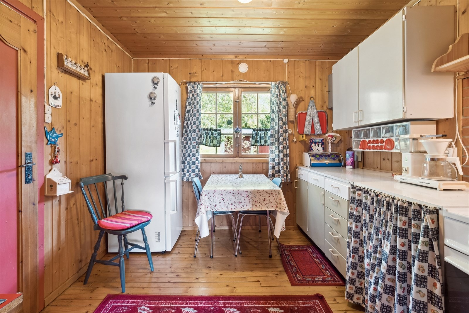 Kjøkkenet ligger praktisk til ved siden av stuen, med en innredningen er av eldre dato. Galleribilde