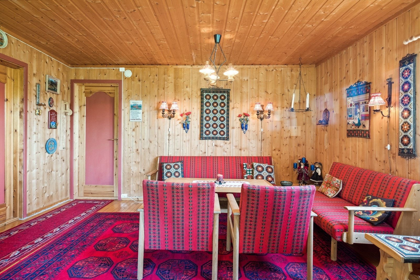 Stuen har rom for både sofagruppe med tilhørende møblement, godstolen og spisestue. Galleribilde