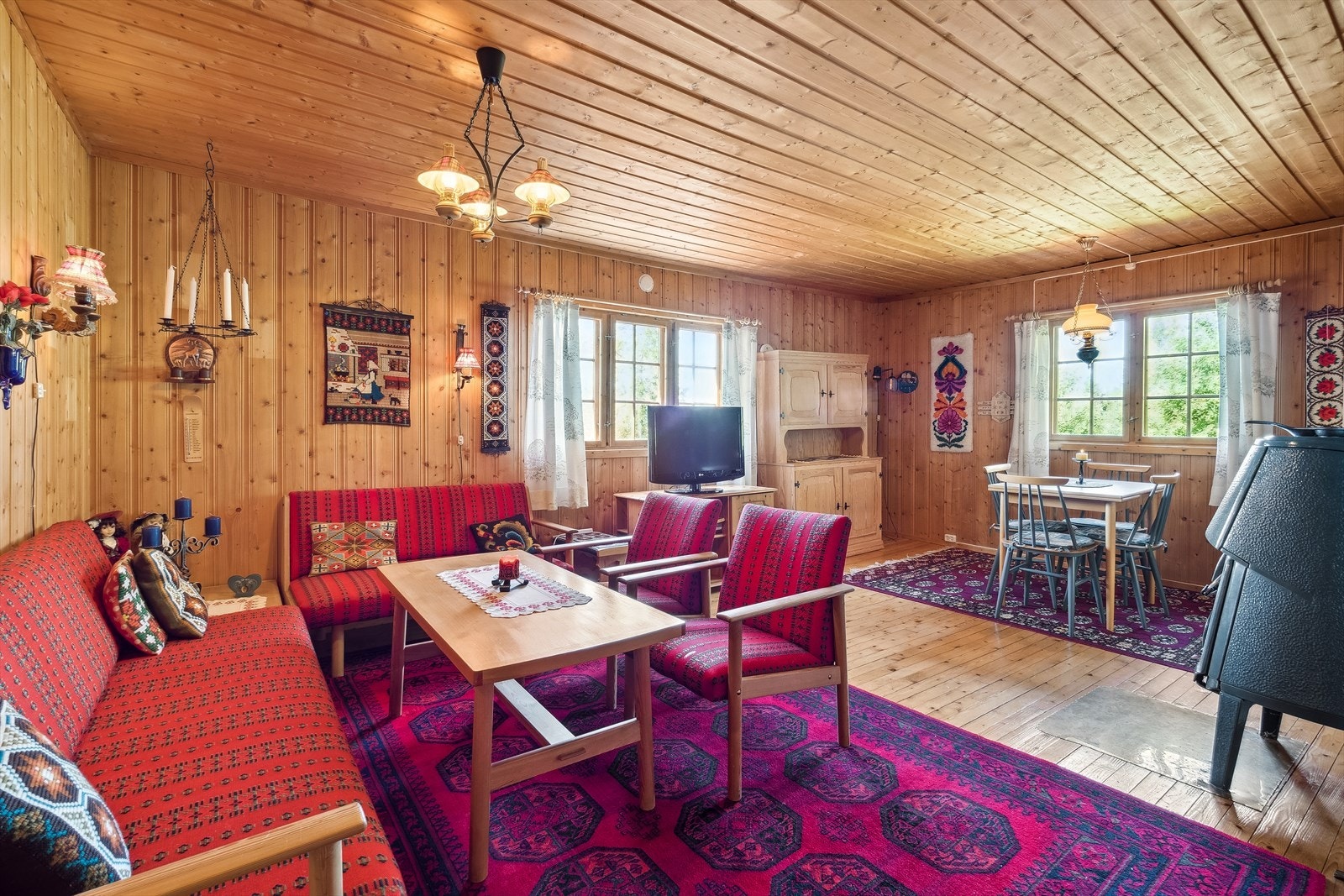 Hytta har en lys og romslig stue som gir rom for flere sosiale soner. Galleribilde