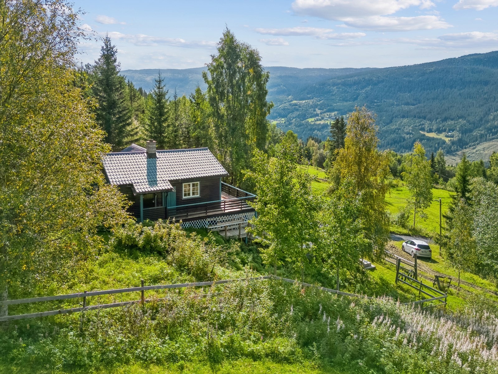 Hytta ligger i idylliske omgivelser i Vestre Gausdal. Galleribilde