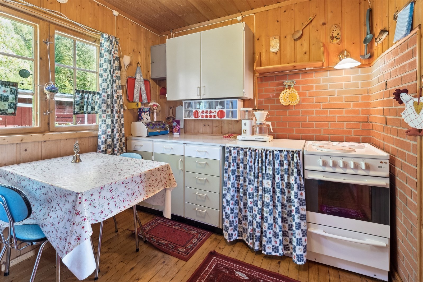 Kjøkkenet har nisjer til frittstående hvitevarer som komfyr og kjøleskap. Galleribilde