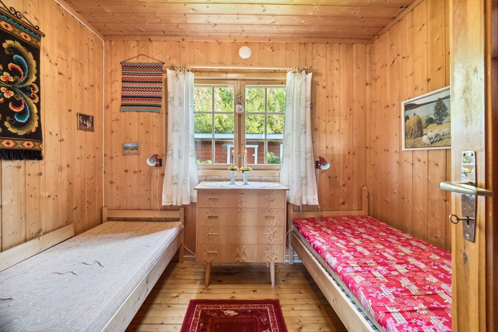 Det er fint lysinnslipp til rommene fra vinduene. Galleribilde