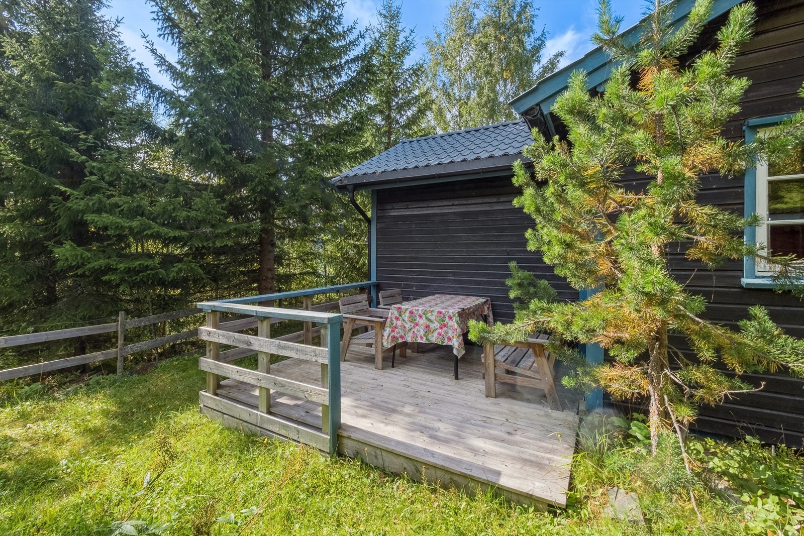 Eiendommen har også en hyggelig terrasse plattingen mot øst på 9 kvm. Galleribilde