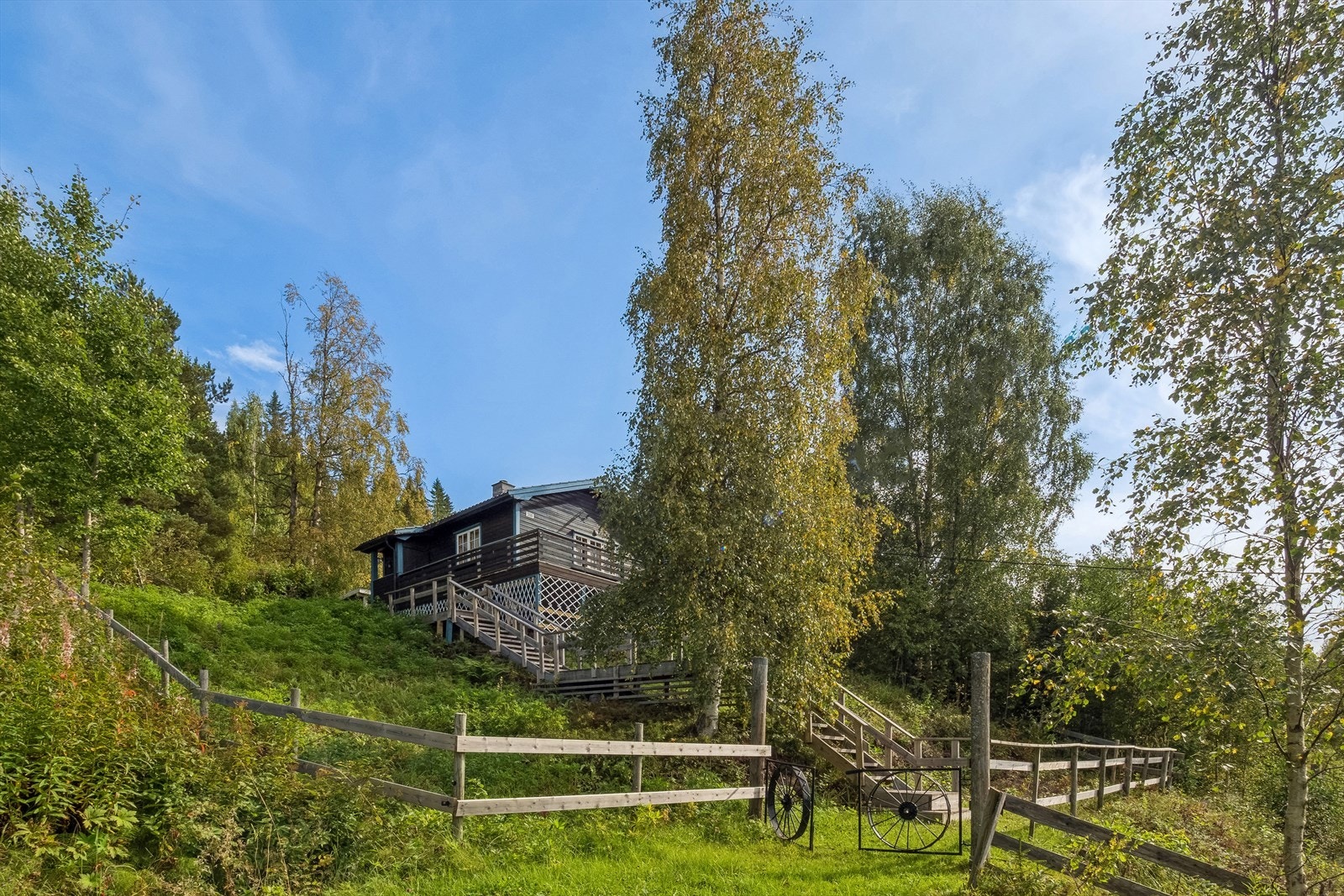 Eiet tomt på 434,4 kvm, med en fin kombinasjon av frodig naturtomt og plen. Galleribilde